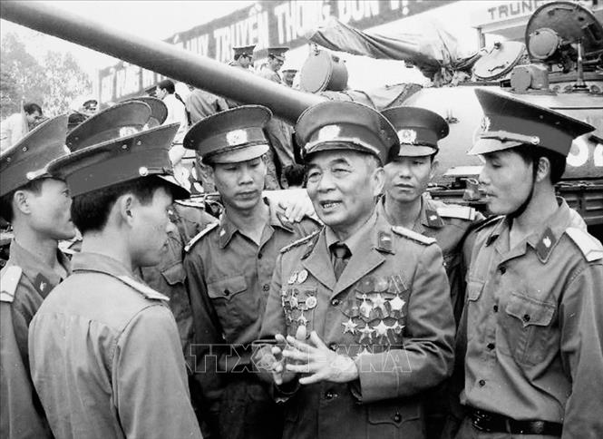 Trong ảnh: Đại tá Phan Hai (nguyên Lữ đoàn trưởng Lữ đoàn Tăng-Thiết giáp 215), người chỉ huy đơn vị xe tăng đánh vào Làng Vây ngày 7/2/1968 - trận đánh đầu tiên làm nên truyền thống “Đã ra quân là đánh thắng” của Bộ đội TTG, kể chuyện truyền thống với các chiến sỹ trẻ trong ngày Lữ đoàn đón nhận danh hiệu Anh hùng Lực lượng vũ trang nhân dân. Ảnh: TTXVN 
