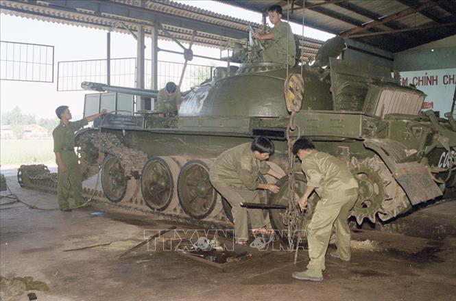 Trong ảnh: Thực hành sửa chữa xe tăng T54 tại Lữ đoàn 203, Quân đoàn 2 (2006). Ảnh: Tiến Ất - TTXVN 