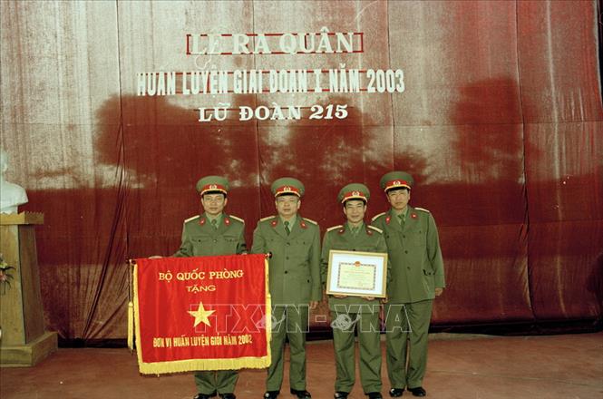 Trong ảnh: Lữ đoàn 215 (Binh chủng Tăng-Thiết giáp) đón nhận Cờ thi đua 