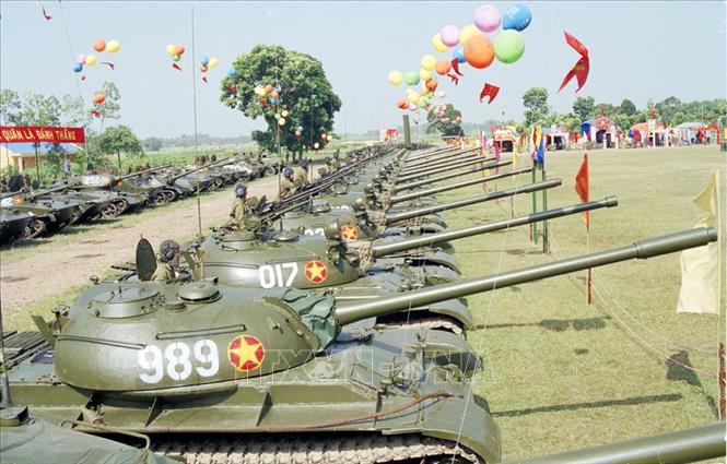 Trong ảnh: Lực lượng xe tăng tại Lễ mít tinh kỷ niệm 45 năm Ngày truyền thống Binh chủng Tăng-Thiết giáp (4/10/2004). Ảnh: Tiến Ất - TTXVN