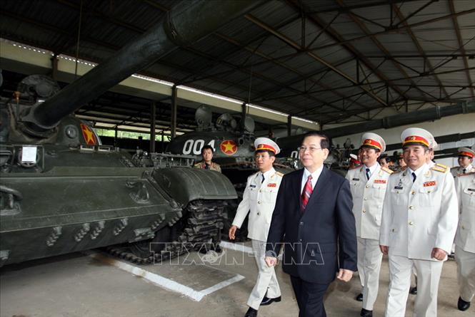 Trong ảnh: Chủ tịch nước Nguyễn Minh Triết thăm khu kỹ thuật của Binh chủng Tăng-Thiết giáp (năm 2008). Ảnh: Nguyễn Khang - TTXVN

