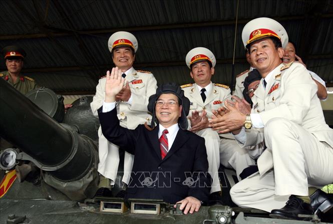 Trong ảnh: Chủ tịch nước Nguyễn Minh Triết với các cán bộ chỉ huy Binh chủng tăng thiết giáp (2008). Ảnh: Nguyễn Khang TTXVN