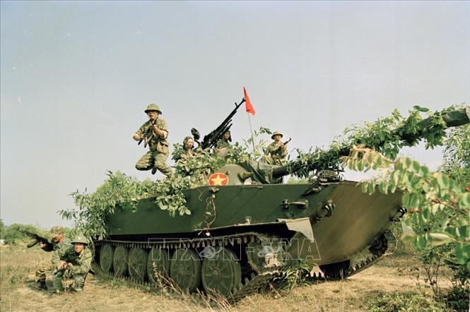 Trong ảnh: Lực lượng xe tăng PT-76 của Lữ đoàn 957, Vùng 4 Hải quân luyện tập hiệp đồng chiến đấu (2004). Đây chính là loại xe tăng bộ đội TTG sử dụng lần đầu tiên xuất trận tiến công Cứ điểm Tà Mây - Làng Vây tại mặt trận Đường 9 - Khe Sanh (Quảng Trị) tháng 2/1968, xây dựng nên truyền thống vẻ vang của bộ đội Tăng-Thiết giáp “Đã ra quân là đánh thắng”. Ảnh: Phạm Quyền - TTXVN  