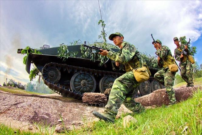 Trong ảnh: Lực lượng xe tăng PT-76 và bộ binh Trung đoàn Tăng-Thiết giáp 416 (Quân khu 9)  luyện tập chiến đấu. Ảnh: Duy Khương – TTXVN