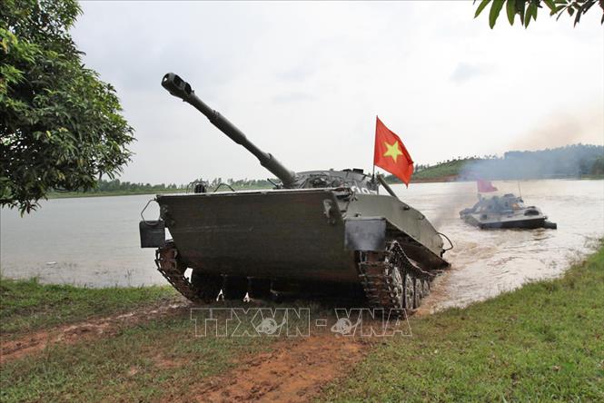 Trong ảnh: Trung đội tăng PT-76 thuộc Tiểu đoàn xe tăng 1047, Lữ đoàn 147 Đánh bộ, Quân chủng Hải quân diễn tập đổ bộ tấn công (2011). Đây chính là loại xe tăng bộ đội TTG sử dụng trong lần đầu tiên xuất trận tiến công các cứ điểm Tà Mây (23/1/1968) và Làng Vây (7/2/1968) tại chiến dịch Đường 9 - Khe Sanh (Quảng Trị) năm 1968, xây dựng nên truyền thống vẻ vang của bộ đội Tăng-Thiết giáp “Đã ra quân là đánh thắng”. Ngày 7/2 trở thành ngày kỷ niệm đánh thắng trận đầu của bộ đội TTG. Ảnh: Trọng Đức - TTXVN