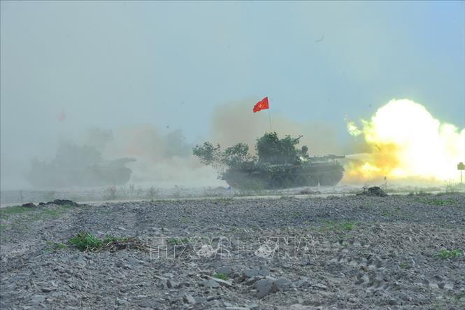 Trong ảnh: Xe tăng của Binh đoàn Cửu Long khai hỏa tiêu diệt mục tiêu trong đợt diễn tập chiến thuật bắn đạn thật cấp tiểu đoàn, tháng 12/2014. Ảnh: Trọng Đức – TTXVN