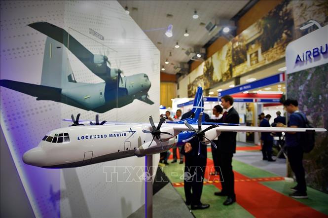 Trong ảnh: Mô hình thiết bị, vũ khí, khí tài trưng bày tại triển lãm. Ảnh: Dương Giang - TTXVN