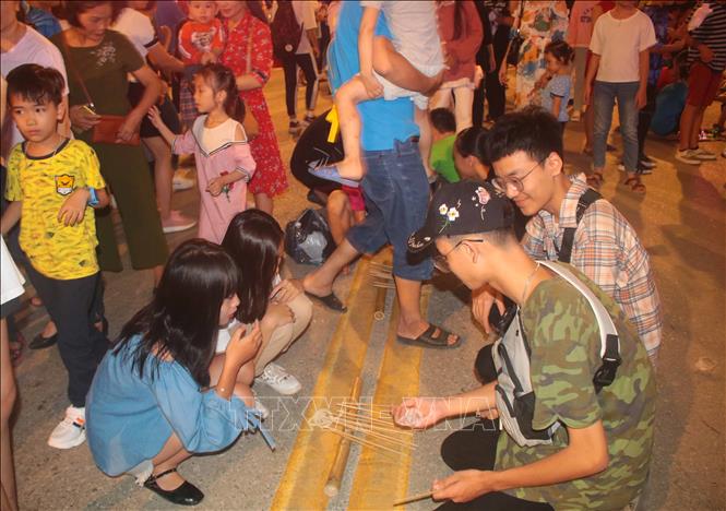 Trong ảnh: Trẻ em với những trò chơi dân gian tại phố đi bộ Kim Đồng. Ảnh: Chu Hiệu - TTXVN.