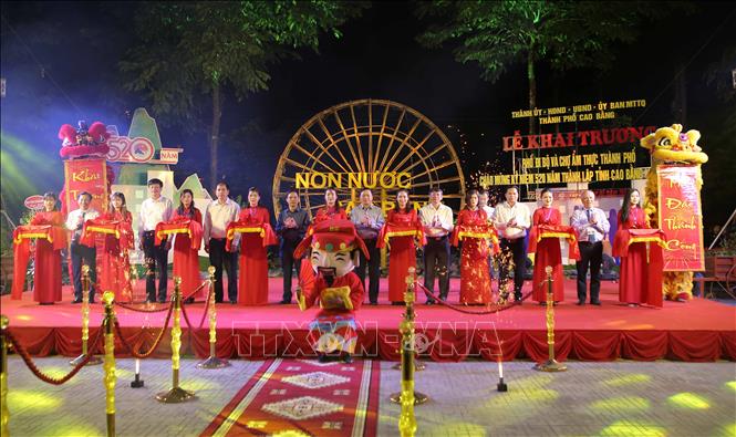 Trong ảnh: Lễ cắt băng khai trương phố đi bộ Kim Đồng. Ảnh: Chu Hiệu - TTXVN