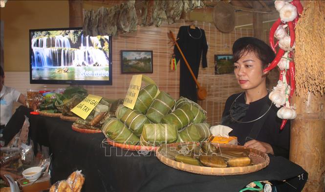 Trong ảnh: Gian hàng giới thiệu những món ăn ẩm thực tại phố đi bộ Kim Đồng. Ảnh: Chu Hiệu - TTXVN.