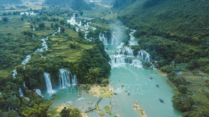 Ngày 12/4/2018, UNESCO đã thông qua Nghị quyết công nhận Công viên Địa chất Non nước Cao Bằng là Công viên Địa chất Toàn cầu. Trong ảnh: Thác Bản Giốc ở biên giới Việt - Trung nằm trong Công viên Địa chất Toàn cầu (Cao Bằng). Ảnh: Trọng Đạt – TTXVN