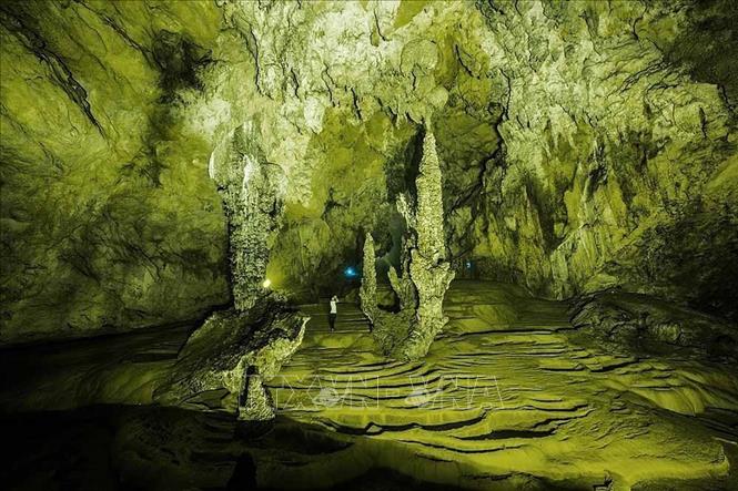 Ngày 12/4/2018, UNESCO đã thông qua Nghị quyết công nhận Công viên Địa chất Non nước Cao Bằng là Công viên Địa chất Toàn cầu. Trong ảnh: Động Ngườm Ngao (huyện Trùng Khánh) nằm trong Công viên Địa chất Toàn cầu, là một trong những hang động đẹp nhất Việt Nam bởi hệ thống nhũ đá và măng đá tạo nên những khung cảnh thật sinh động, kì thú. Ảnh: Thanh Hà – TTXVN