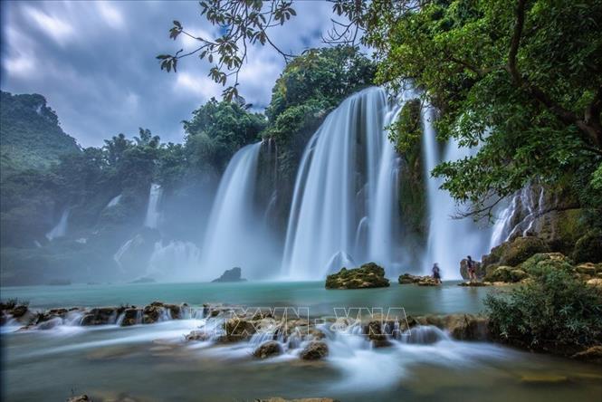 Trong ảnh: Vẻ đẹp của thác Bản Giốc, biên giới tự nhiên Việt Nam - Trung Quốc, một trong 4 thác nước lớn nhất thế giới nằm ở khu vực biên giới của các quốc gia; là thác nước cao, hùng vĩ và đẹp vào bậc nhất của Đông Nam Á. Thác Bản Giốc nằm trong Công viên Địa chất Toàn cầu Cao Bằng, được UNESCO công nhận ngày 12/4/2018. Ảnh: Trọng Đạt – TTXVN 