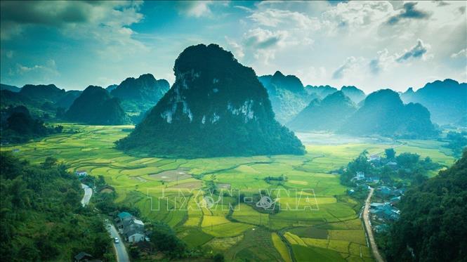 Trong ảnh: Công viên Địa chất Toàn cầu Non nước Cao Bằng là một miền đất hiếm có, nơi có thể tìm hiểu lịch sử trên 500 triệu năm của Trái Đất qua các dấu tích còn lại ở đây. Các hóa thạch, trầm tích biển, đá núi lửa, khoáng sản..., đặc biệt là các cảnh quan đá vôi, là những minh chứng tuyệt vời cho sự tiến hóa và thay đổi của Trái Đất, xứng đáng là những di sản địa chất đặc sắc. Ảnh: Trọng Đạt - TTXVN