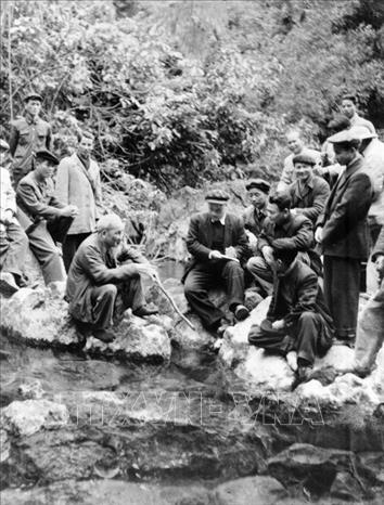 Trong ảnh: Chủ tịch Hồ Chí Minh về lại suối Lênin trong dịp lên thăm Pác Bó (Cao Bằng), ngày 20/2/1961. Ảnh: Tư liệu TTXVN