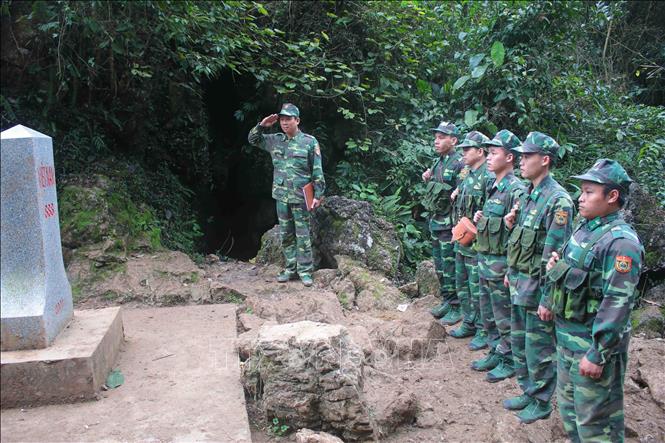 Trong ảnh: Chiến sỹ Đồn Biên phòng Quang Long (Cao Bằng) thực hiện nghi thức chào cột mốc quốc gia trong các chuyến tuần tra biên giới. Ảnh: Chu Hiệu – TTXVN