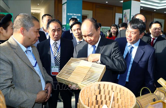Trong ảnh: Thủ tướng Nguyễn Xuân Phúc tham quan các gian trưng bày sản phẩm tại Hội nghị Xúc tiến đầu tư, Thương mại và Du lịch tỉnh Cao Bằng 2018, ngày 25/11/2018. Ảnh: Thống Nhất – TTXVN