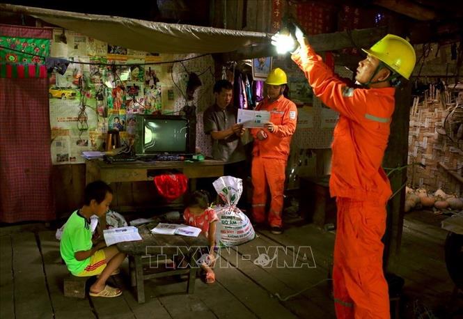 Trong ảnh: Công nhân Công ty Điện lực Cao Bằng tuyên truyền vận động người dân huyện vùng cao Hà Quảng sử dụng điện an toàn, tiết kiệm. Ảnh: Ngọc Hà – TTXVN