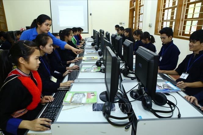 Trong ảnh: Giờ thực hành môn Tin học của học sinh lớp 10A, trường Phổ thông Dân tộc nội trú tỉnh Cao Bằng. Ảnh: Minh Quyết – TTXVN