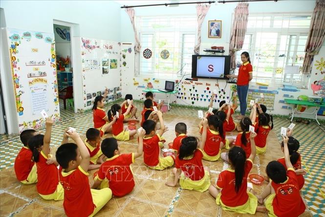 Trong ảnh: Trẻ mẫu giáo trường Mầm non 3/10, thành phố Cao Bằng hào hứng với tiết học làm quen với chữ cái trên máy tính. Ảnh: Minh Quyết – TTXVN