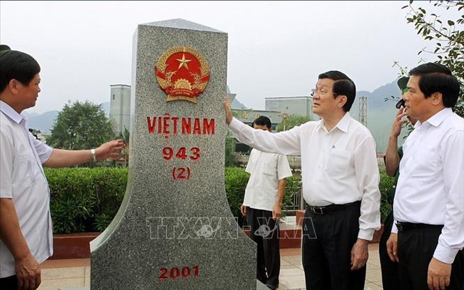 Trong ảnh: Chủ tịch nước Trương Tấn Sang thăm cột mốc biên giới Việt Nam - Trung Quốc tại cửa khẩu quốc tế Tà Lùng, huyện Phục Hòa, tỉnh Cao Bằng, ngày 21/8/2013. Ảnh: Nguyễn Khang - TTXVN
