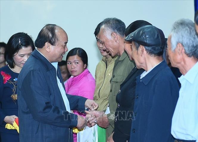 Trong ảnh: Thủ tướng Nguyễn Xuân Phúc thăm hỏi, tặng quà các hộ gia đình chính sách, có hoàn cảnh khó khăn của huyện Trà Lĩnh trong chuyến công tác tỉnh Cao Bằng, ngày 8/1/2017. Ảnh: Thống Nhất - TTXVN