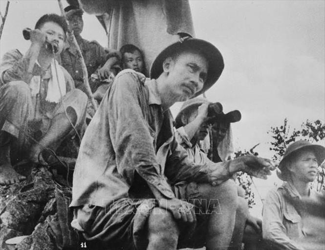 Trong ảnh: Sáng sớm ngày 16/9/1950, Chủ tịch Hồ Chí Minh đến vị trí quan sát đặt trên núi Báo Đông để quan sát, theo dõi chặt chẽ diễn biến trận đánh các cứ điểm địch ở Đông Khê (Cao Bằng), mở màn Chiến dịch Biên giới. Ảnh: Tư liệu TTXVN