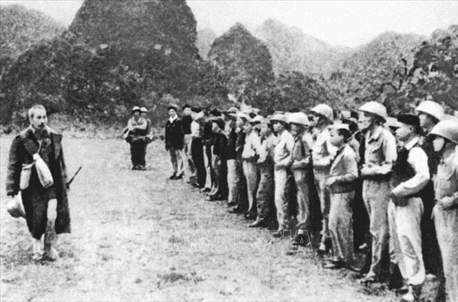 Trong ảnh: Chủ tịch Hồ Chí Minh thăm một đơn vị bộ đội tham gia Chiến dịch Biên giới, đóng quân ở huyện Phục Hòa, tỉnh Cao Bằng, tháng 3/1951. Ảnh: Tư liệu TTXVN
