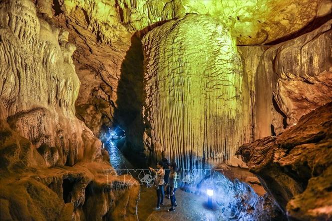 Trong ảnh: Vẻ đẹp kỳ vĩ của động Ngườm Ngao (bản Gun, xã Đàm Thuỷ, huyện Trùng Khánh), món quà vô giá mà thiên nhiên ban tặng cho Cao Bằng, một trong những hang động đẹp nhất nước bởi hệ thống nhũ đá và măng đá tạo nên khung cảnh sinh động, kì thú khiến con người phải thán phục, kinh ngạc. Ảnh: Trọng Đạt – TTXVN