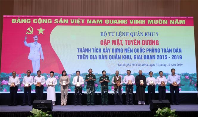 Trong ảnh: Trung tướng Võ Minh Lương, Tư lệnh Quân khu 7 và Trung tướng Trần Hoài Trung, Chính ủy Quân khu 7 trao biểu trưng tuyên dương các lãnh đạo, nguyên lãnh đạo các địa phương, các giới chức tôn giáo có thành tích xuất sắc trong xây dựng nền quốc phòng toàn dân 2015-2019.
Ảnh: Xuân Khu-TTXVN. 
