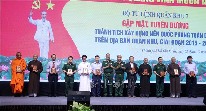 Trong ảnh: Thiếu tướng Nguyễn Văn Nam và Thiếu tướng Du Trường Giang, Phó Tư lệnh Quân khu 7 trao biểu trưng tuyên dương các cá nhân có thành tích xuất sắc trong xây dựng nền quốc phòng toàn dân 2015-2019.
Ảnh: Xuân Khu-TTXVN. 