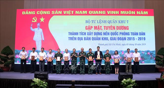 Trong ảnh: Trung tướng Trần Hoài Trung, Chính ủy Quân khu 7 và Thiếu tướng Du Trường Giang, Phó Tư lệnh Quân khu 7 trao biểu trưng tuyên dương đại diện các tập thể có thành tích xuất sắc trong xây dựng nền quốc phòng toàn dân 2015-2019.
Ảnh: Xuân Khu-TTXVN. 