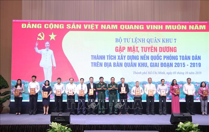 Trong ảnh: Trung tướng Võ Minh Lương, Tư lệnh Quân khu 7 và Thiếu tướng Võ Văn Thi, Phó Tư lệnh Quân khu 7 trao biểu trưng tuyên dương đại diện các tập thể có thành tích xuất sắc trong xây dựng nền quốc phòng toàn dân 2015-2019.
Ảnh: Xuân Khu-TTXVN. 