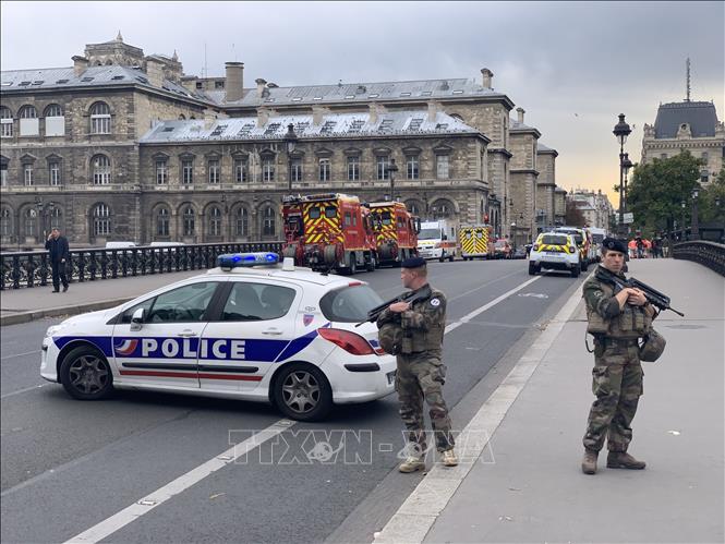 Trong ảnh: Cảnh sát phong tỏa khu vực xảy ra vụ tấn công bằng dao ở sở cảnh sát Paris, Pháp ngày 3/10/2019. Ảnh: THX/TTXVN