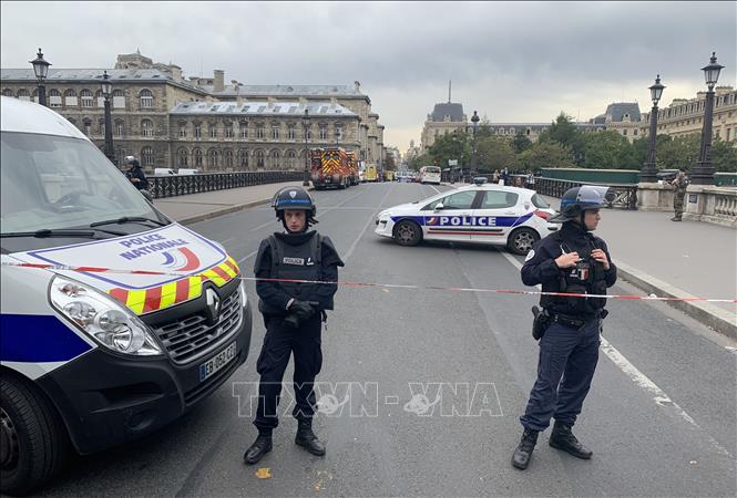 Trong ảnh: Cảnh sát phong tỏa khu vực xảy ra vụ tấn công bằng dao ở sở cảnh sát Paris, Pháp ngày 3/10/2019. Ảnh: THX/TTXVN