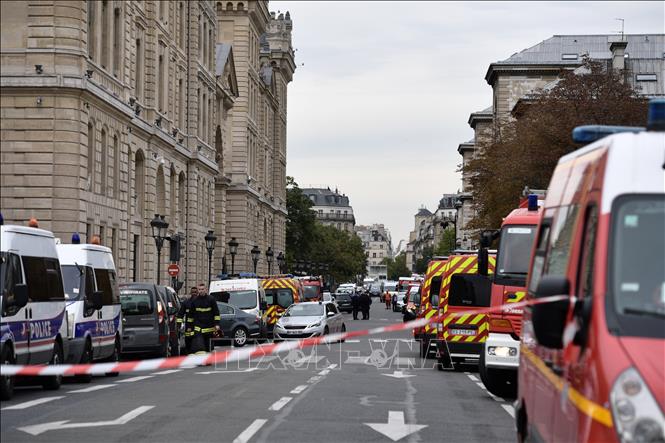 Trong ảnh: Cảnh sát phong tỏa khu vực xảy ra vụ tấn công bằng dao ở sở cảnh sát Paris, Pháp ngày 3/10/2019. Ảnh: AFP/TTXVN