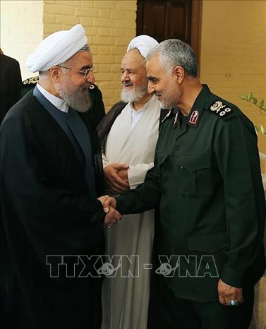 Trong ảnh (tư liệu): Thiếu Tướng Qasem Soleimani (phải), người đứng đầu đơn vị Quds thuộc Lực lượng Vệ binh Cách mạng Hồi giáo Iran, hội kiến Tổng thống Iran Hassan Rouhani tại một sự kiện ở Tehran. Ảnh: AFP/TTXVN