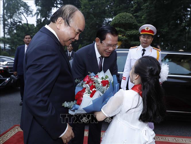 Trong ảnh: Thiếu nhi Thủ đô Hà Nội tặng hoa Campuchia Samdech Techo Hun Sen tại Lễ đón. Ảnh: Thống Nhất - TTXVN
