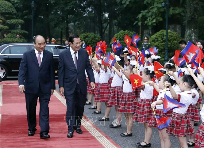 Trong ảnh: Thủ tướng Chính phủ Nguyễn Xuân Phúc đón và Thủ tướng Vương quốc Campuchia Samdech Techo Hun Sen với thiếu nhi Thủ đô Hà Nội tại Lễ đón. Ảnh: Thống Nhất - TTXVN
