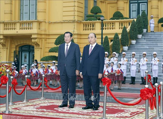 Trong ảnh: Thủ tướng Chính phủ Nguyễn Xuân Phúc và Thủ tướng Vương quốc Campuchia Samdech Techo Hun Sen nghe Quân nhạc cử Quốc thiều 2 nước. Ảnh: Thống Nhất - TTXVN
