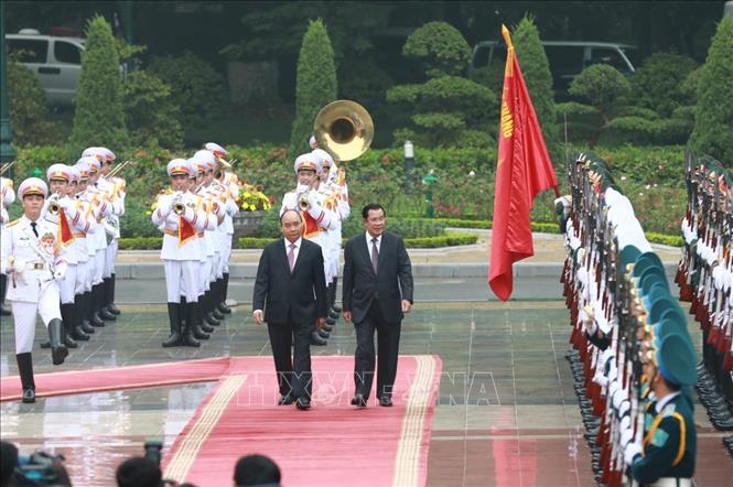 Trong ảnh: Thủ tướng Chính phủ Nguyễn Xuân Phúc và Thủ tướng Vương quốc Campuchia Samdech Techo Hun Sen duyệt Đội Danh dự Quân đội nhân dân Việt Nam. Ảnh: Doãn Tấn - TTXVN
