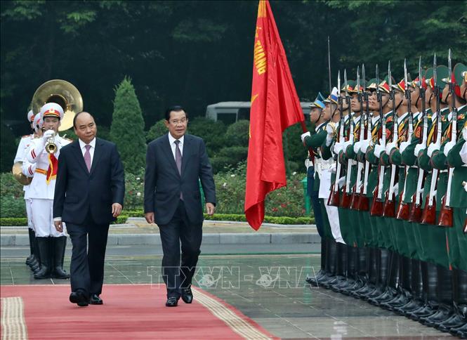 Trong ảnh: Thủ tướng Chính phủ Nguyễn Xuân Phúc và Thủ tướng Vương quốc Campuchia Samdech Techo Hun Sen duyệt Đội Danh dự Quân đội nhân dân Việt Nam. Ảnh: Thống Nhất - TTXVN