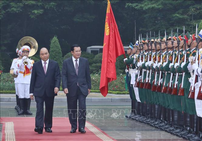 Trong ảnh: Thủ tướng Chính phủ Nguyễn Xuân Phúc và Thủ tướng Vương quốc Campuchia Samdech Techo Hun Sen duyệt Đội Danh dự Quân đội nhân dân Việt Nam. Ảnh: Thống Nhất - TTXVN