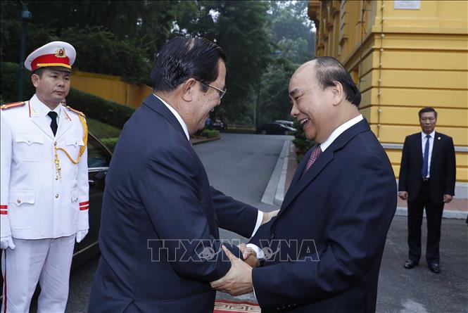 Trong ảnh: Thủ tướng Chính phủ Nguyễn Xuân Phúc đón Thủ tướng Vương quốc Campuchia Samdech Techo Hun Sen. Ảnh: Thống Nhất - TTXVN
