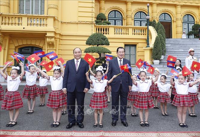Trong ảnh: Thủ tướng Chính phủ Nguyễn Xuân Phúc và Thủ tướng Vương quốc Campuchia Samdech Techo Hun Sen với các cháu thiếu nhi Thủ đô Hà Nội tại lễ đón. Ảnh: Thống Nhất - TTXVN
