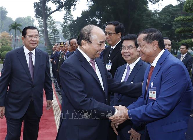 Trong ảnh: Thủ tướng Chính phủ Nguyễn Xuân Phúc với các thành viên Đoàn đại biểu cấp cao Chính phủ Campuchia tại lễ đón. Ảnh: Thống Nhất - TTXVN
