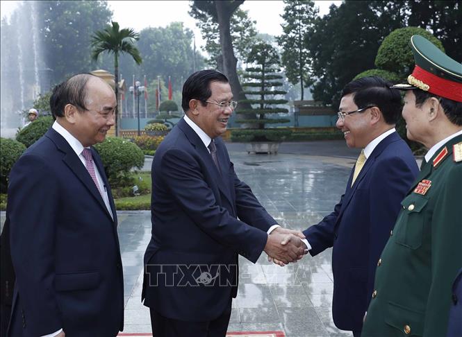 Trong ảnh: Thủ tướng Chính phủ Nguyễn Xuân Phúc giới thiệu với Thủ tướng Vương quốc Campuchia Samdech Techo Hun Sen các thành viên Đoàn đại biểu Chính phủ Việt Nam. Ảnh: Thống Nhất - TTXVN