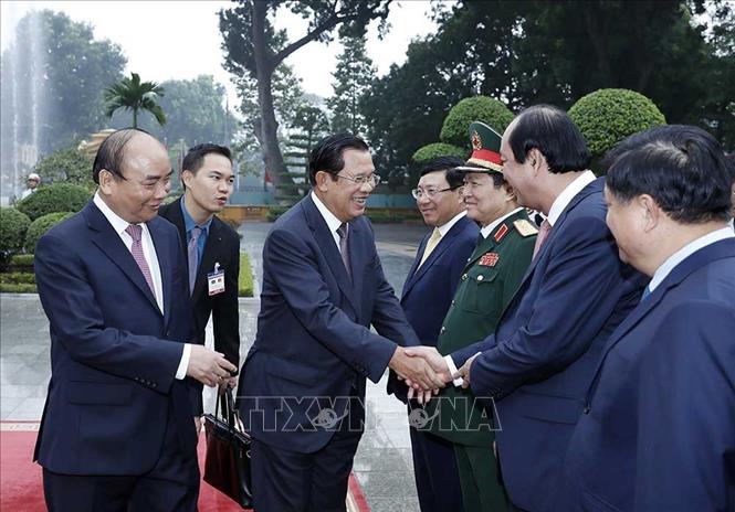 Trong ảnh: Thủ tướng Chính phủ Nguyễn Xuân Phúc giới thiệu với Thủ tướng Vương quốc Campuchia Samdech Techo Hun Sen các thành viên Đoàn đại biểu Chính phủ Việt Nam. Ảnh: Thống Nhất - TTXVN