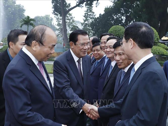 Trong ảnh: Thủ tướng Chính phủ Nguyễn Xuân Phúc giới thiệu với Thủ tướng Vương quốc Campuchia Samdech Techo Hun Sen các thành viên Đoàn đại biểu Chính phủ Việt Nam. Ảnh: Thống Nhất - TTXVN