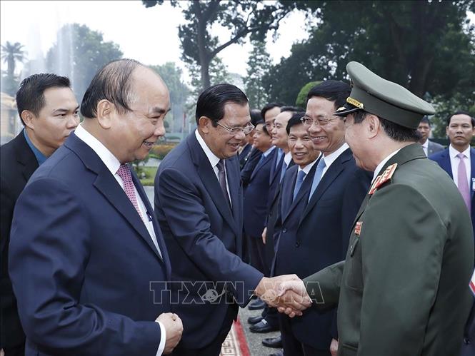 Trong ảnh: Thủ tướng Chính phủ Nguyễn Xuân Phúc giới thiệu với Thủ tướng Vương quốc Campuchia Samdech Techo Hun Sen các thành viên Đoàn đại biểu Chính phủ Việt Nam. Ảnh: Thống Nhất - TTXVN